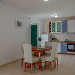 Lana شقة سكرادين