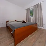 Lana سكرادين
